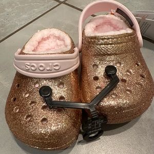 Children’s size 6 gold glitter lined crocs. New never worn